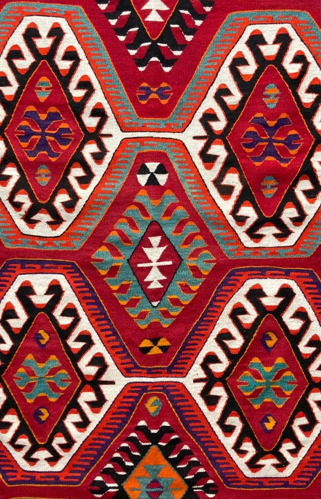 kilim desenli kumaş Şark Köşesi'nde Kullanılan Geleneksel Motifli Kumaşların Anlamları