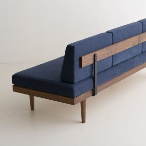 Yeni modern minimalist FOG Sedir modeli ile tanışın. Gürgen ahşabın sıcaklığını modern tasarımın sadeliğiyle birleştirip, evinize hem estetik hem de fonksiyonellik katacak.