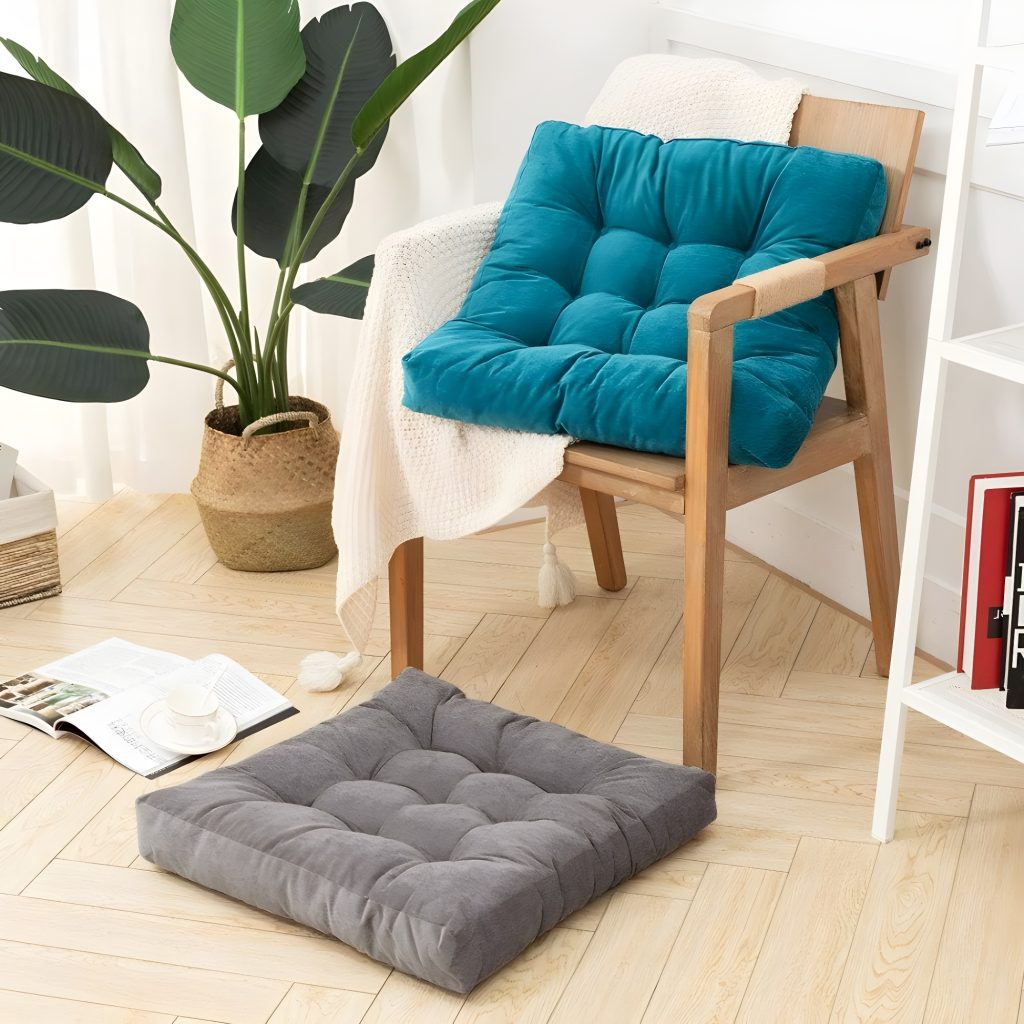 renkli kare yer minderi Balkon Dekorasyonunda Yer Minderi Kullanımı
