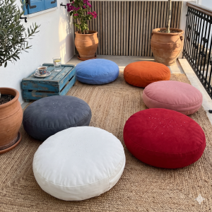 bohem balkon dekorasyonu fikirleri yuvarlak minder